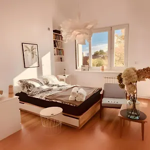 Spacious, Quiet And Bright Apartment, Close Center, Parking, Air-conditioned Warszawa